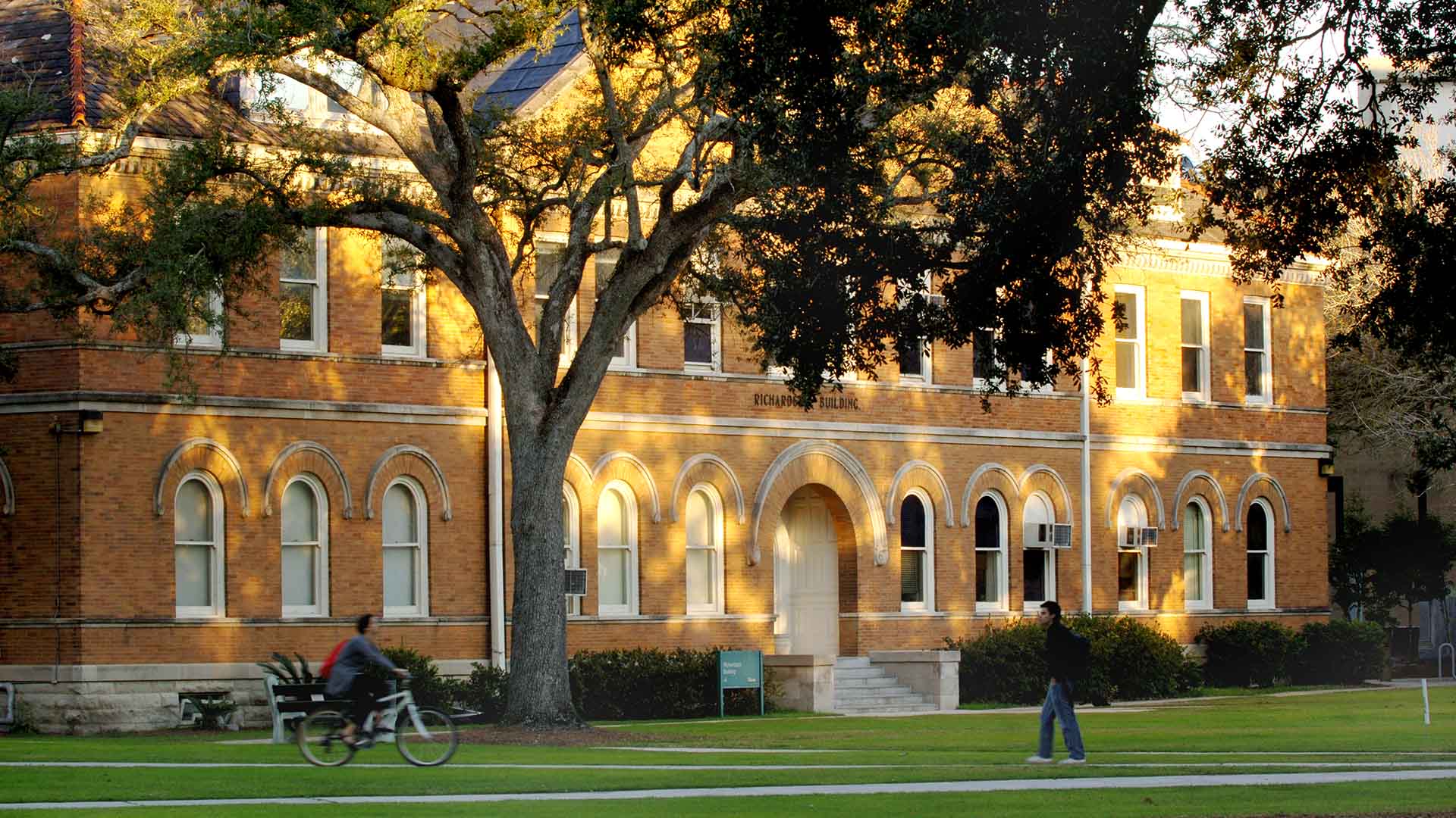 External view of Richardson Hall - Tulane SoPA